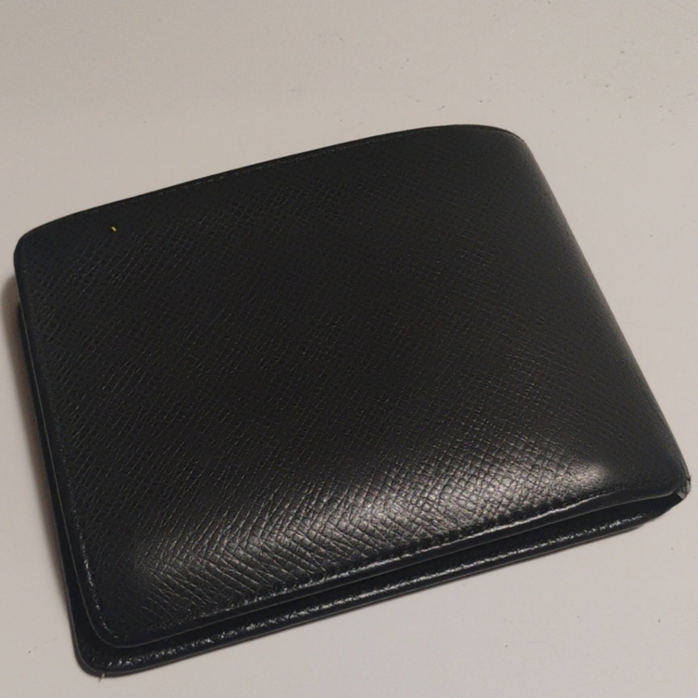 Louis Vuitton Taiga Black BiFold Unisex Wallet With No Peeling (EUC) - Picture 4 of 15